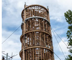 Výška rozhledny včetně stožáru je 23,7 m.