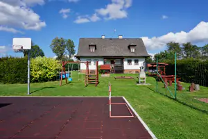 hřiště s malými brankami a basketbalovými koši