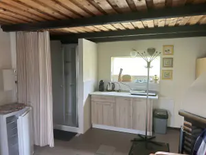 interiér chaty - kuchyňský kout a sprchový kout