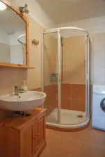 1. část chalupy - koupelna se sprchovým koutem, umyvadlem a pračkou