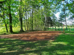 před chalupou je hostům k dispozici antukové hřiště (idální pro nohejbal, volejbal)