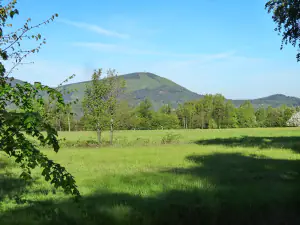 další dominantou výhledů je hora Velký Javorník, kde byla nedávno postavená rozhledna