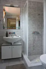 koupelna se sprchvovým koutem, umyvadlem a WC