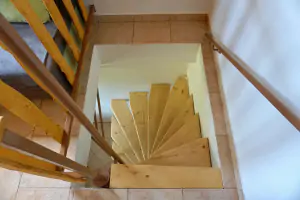 příkré točité schody do prvního patra