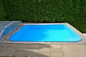zapuštěný bazén (4 x 3 x 1,2 m) s odsuvným zastřešením