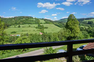 z obytného pokoje je vstup na balkon s kouzelným výhledem do okolí