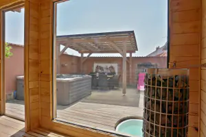 výhled z finské sauny na dvorek