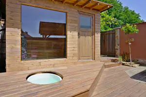 finská sauna pro 4 osoby s předsíňkou a venkovní ochlazovací kádí
