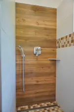 koupelna se 2 umyvadly a sprchovým koutem