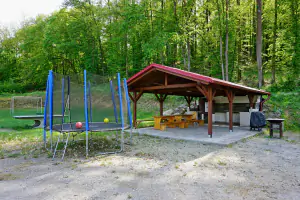 trampolína a pergola s letní kuchyní