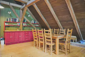 malý kuchyňský kout se dřezem a vinotékou a jídelní kout - společenská místnost v prvním patře