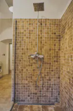 koupelna se sprchovým koutem, 2 umyvadly, WC, pračkou, sušičkou a finskou saunou pro max. 7 osob