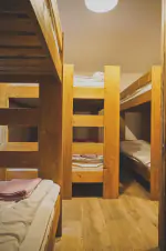 ložnice s 5 patrovými postelemi