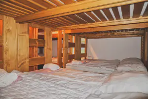 ložnice s 5 patrovými postelemi