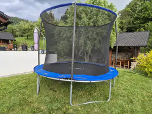 trampolína na zahradě