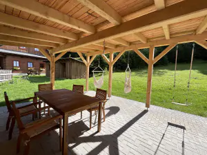 pergola s venkovním posezením a zahradním krbem