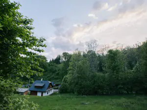 pohled od lesa na chalupu Kunčice