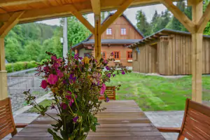 pergola s venkovním posezením a zahradním krbem