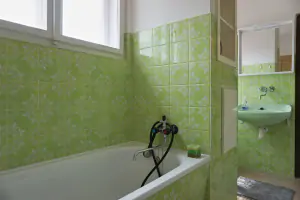koupelna s vanou, umyvadlem a WC v prvním patře