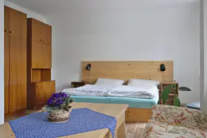 ložnice s dvojlůžkem a sedacím koutem v prvním patře