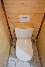 přes koupelnu je přístupné samostatné WC