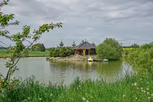 chata Oldřichov - pohled z břehu rybníka