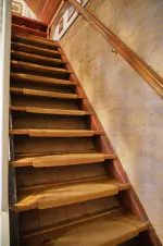 příkré schody do podkroví