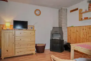 obývací místnost - krbová kamna, jídelní kout a TV