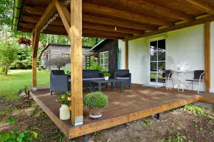 zastřešená terasa se zahradním nábytkem