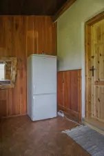 lednička s mrazákem ve vstupní verandě