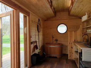 interiér maringotky - kuchyňský kout a dřevěná vana