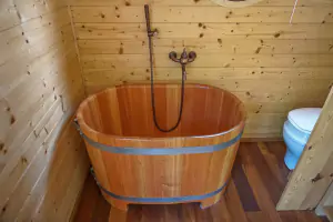 interiér maringotky - dřevěná vana a separační WC