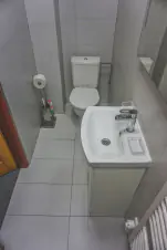 v přízemí se nachází 2 koupelny se sprchovým koutem, umyvadlem a WC