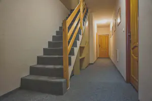 chodba a schody do prvního patra