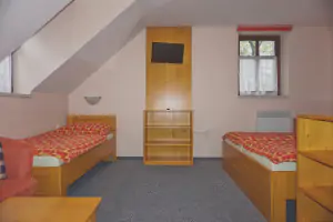 v prvním patře se nachází 4 samostatné ložnice s dvojlůžkem a 2 lůžky
