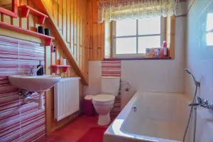 koupelna s vanou, umyvadlem, WC a finskou saunou