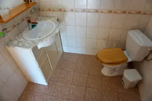 koupelna se sprchovým koutem, umyvadlem a WC