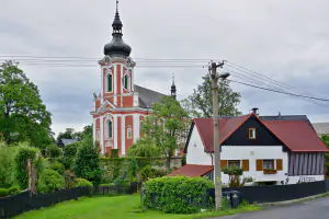 dominantou obce Arnoltice je kostel