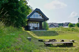 ohniště s lavičkami před srubem