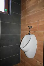 toaleta s umyvadlem, pisoárem a WC