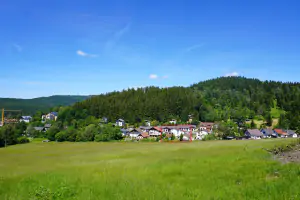 pohled na chalupu Železná Ruda z kopce nad obcí