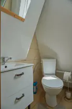 koupelna se sprchovým koutem, umyvadlem a WC v 1. patře