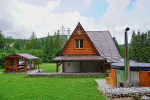 chata leží u lesa v klidné chatové osadě v blízkosti obce Pohronská Polhora a horského sedla Zbojská na hranici NP Muránska Planina 