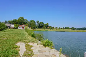 blízký rybník vhodný ke koupání a rybaření (vzdálený 100 m)