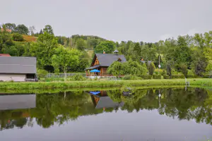 soukromý rybník na pozemku chalupy Dolní Falknov - možnost koupání a rybaření systémem chyť a pusť