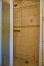 apartmán č. 2 - koupelna se sprchovým koutem, umyvadlem a WC