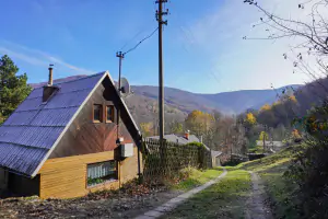 chata leží u lesa v chatové osadě na okraji podhorské obce Řeka 