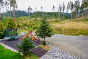 na sdílené části pozemku se nachází dětské hřiště s trampolínou (Ø 3 m), houpačka, houpací lavice a skluzavka