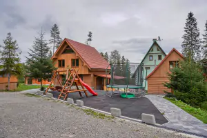 na sdílené části pozemku se nachází dětské hřiště s trampolínou (Ø 3 m), houpačka, houpací lavice a skluzavka