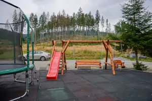 na sdílené části pozemku se nachází dětské hřiště s trampolínou (Ø 3 m), houpačka, houpací lavice a skluzavka